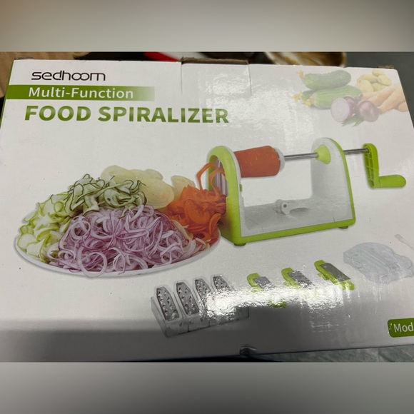 Green and White Vegetable Spiralizer Kitchen Tool - Picture 1 of 1